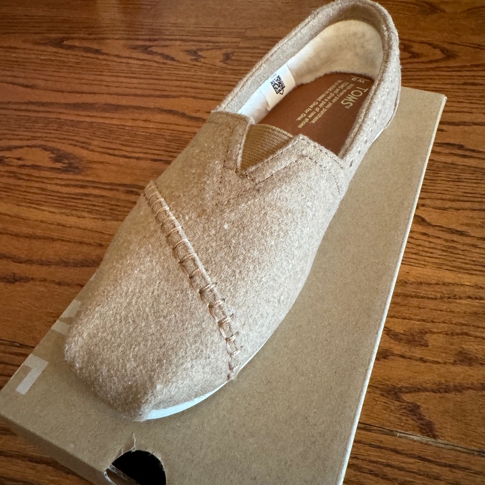 Toms faux shearling, size 9. New in box